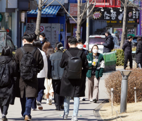 따뜻한 햇살 받으며 숲길 산책