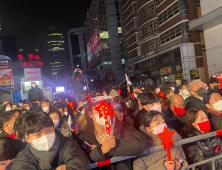 “이제 됐다”… ‘당선 확실’ 뜨자 얼싸안은 尹 지지자들