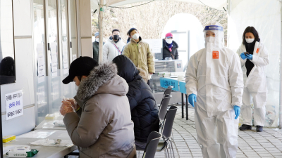 사적모임 8명까지… 한쪽선 “방역완화 중지해야”