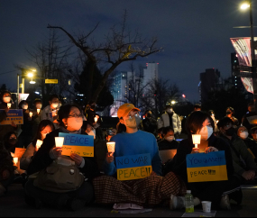 '전쟁을 멈춰주세요' 촛불든 시민들