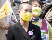 삭발한 모습으로 장애인차별철폐 투쟁대회 참석한 장혜영 