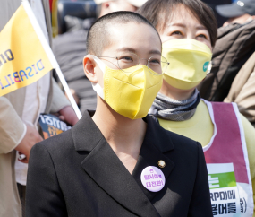 삭발한 모습으로 장애인차별철폐 투쟁대회 참석한 장혜영 