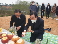 최민호 국힘 세종시장 예비후보, 고(故) 이완구 총리 묘소 참배