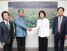 김영채 사진작가, 전주시의회에 연꽃 사진 기증