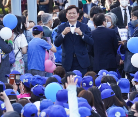 시민들에게 인사하는 송영길 서울시장 후보