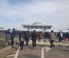 윤석열 정부 출범…취임식 참석 위해 줄 서는 사람들 [쿡정치 포토]