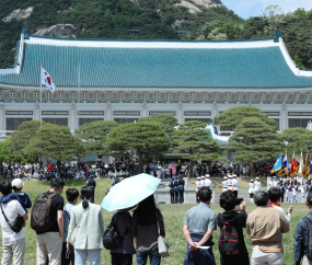 '개방 첫 주말' 시민들로 붐비는 청와대 