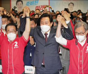 '환호하는 오세훈 후보'... 출구조사 결과 58.7%