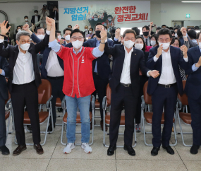 환호하는 김은혜 경기지사 후보 캠프... '출구조사 결과 49.4%'