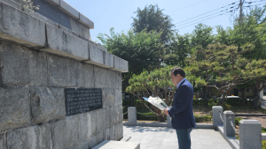 서거석 전북교육감 당선인, 순직교육자 추모탑 찾아 추모