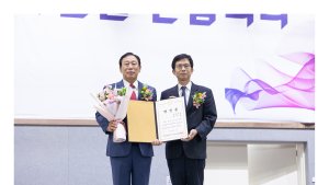 당선증 받는 최민호 세종시장 당선인