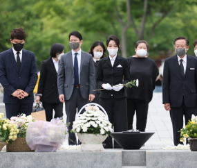 노무현 전 대통령 묘역 참배하는 김건희 여사