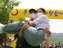 [포토]어머니 안고 입대하는 입영장병