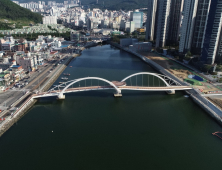 거제 고현항 랜드마크 '인도교' 개통 