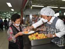 최경식 남원시장 당선인, 남원시노인복지관 배식봉사