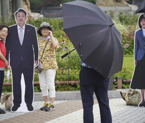 尹 대통령 부부 등신대와 기념촬영하는 시민들