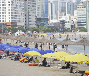 '와 여름이다' 북적이는 광안리해수욕장