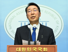 윤영찬 “통일부 공개 북송영상은 감성몰이...참 한심해” 