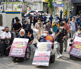 전장연, 경찰 조사 거부... 승강기 설치하라