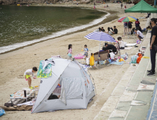 코로나 확산세 둔화했지만… 휴가철 재유행 기로