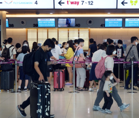 '여행을 떠나요' 휴가철 맞아 북적이는 김포공항