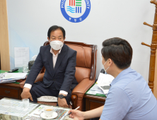 [인터뷰] 심재국 평창군수, '발품 노트' 네 권에 지역 미래 담았다