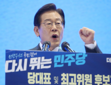 이재명, ‘노룩 악수’ 논란에 사과...“다른 거 보느라”