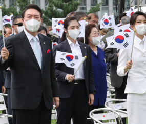 만세삼창 외치는 윤 대통령 내외 