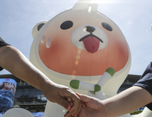 북극곰이 너무 더워서 '열받곰' 