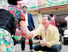 오태완 군수 '공무원 전통시장 장보기' 특명...