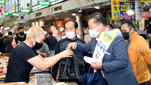 김경일 파주시장, 추석 앞두고 전통시장 찾아 시민들과 소통