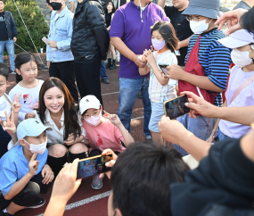 돌아온 홍진영, 화사한 에너지 발산