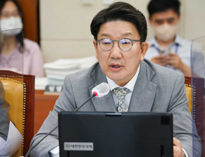 국감서 또 고성…“가르치려 들지 마” vs “혀 깨물라는 게 잘한 거냐” 