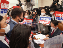 법사위 국감 진행 도중 파행…민주당 피켓 들고 난입