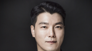 영국 할머니로 변신한 양준모 “열정은 나의 힘”