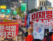 “문재인·이재명 구속” vs “윤석열 퇴진”...정치구호 난무한 주말 도심