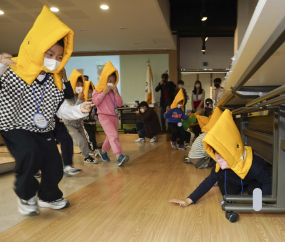 '웅크리고·감싸고·기다려요' 지진 대응훈련하는 어린이