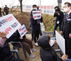 '숨막혀 못살겠다' 주민과 대화 나누는 이재명 대표