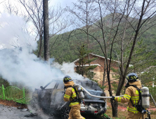 정선서 전신주 충돌한 SUV 전소