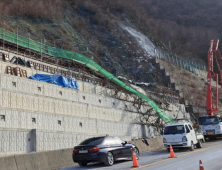 양양 56번 국도서 도로공사 중 추락… 2명 부상