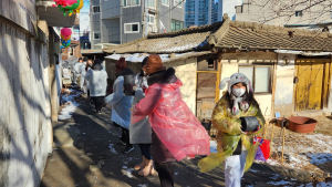 독도사랑회, 18일 강추위 속에서 신한생명 신일산지점과 함께 사랑의 연탄 나눔 실천 