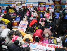 '새해 첫 출근길' 지하철 탑승 시위 재개한 전장연