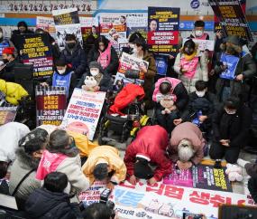 '새해 첫 출근길' 지하철 탑승 시위 재개한 전장연