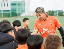 지역 명소·모기업 홍보…독특한 콘셉트로 탈바꿈한 ‘오피셜 포토’