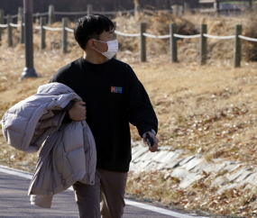 외투 벗고 포근한 날씨 즐기는 시민들