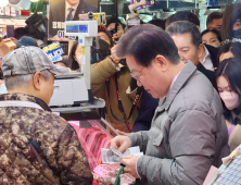 설 직전 재래시장 찾은 이재명, 시민 반응 ‘극과 극’