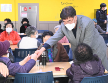 [포토]설 명절 앞두고 시민들 만나는 박상수 삼척시장