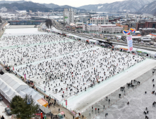 설날 상공에서 본 화천산천어축제… '콩나물 시루' 인파