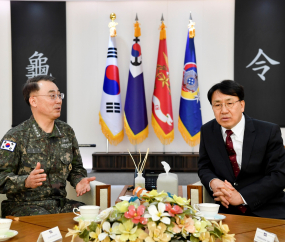 환담하는 이종호 해군 참모총장-최홍윤 해군OCS장교 중앙회 회장 