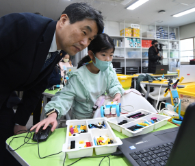 초등 돌봄학교 현장 찾은 이주호 부총리